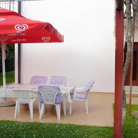 Daire In Mit Gepflegtem Garten