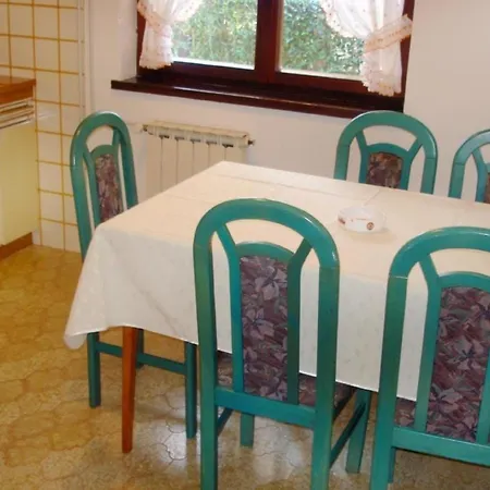 In Mit Gepflegtem Garten *