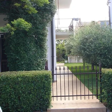 In Mit Gepflegtem Garten Daire