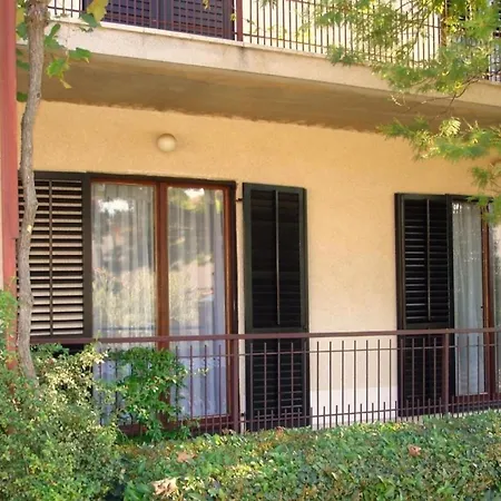 Apartment In Mit Gepflegtem Garten