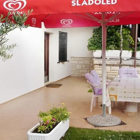 Apartment In Mit Gepflegtem Garten Umag